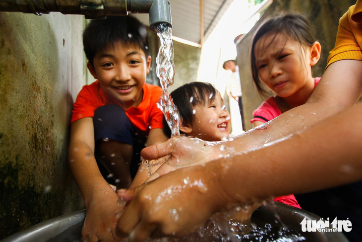Trẻ em rửa tay từ nguồn nước sạch - Ảnh: NGUYỄN KHÁNH 