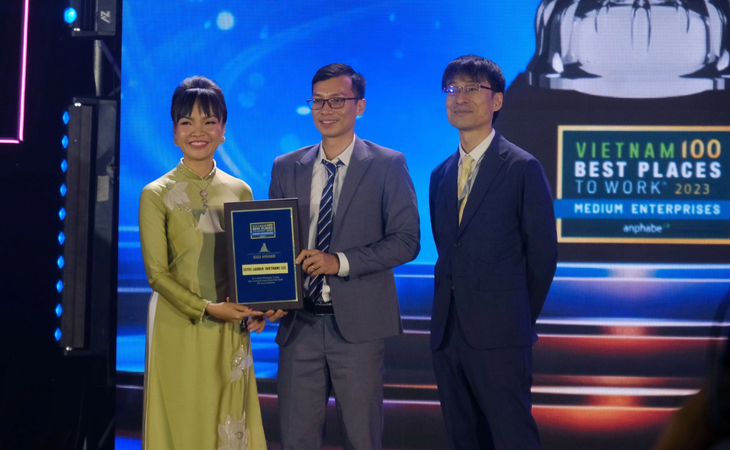 Ban tổ chức trao chứng nhận cho doanh nghiệp nằm trong Top 100 Nơi làm việc tốt nhất Việt Nam 2023 tại hạng mục Doanh nghiệp vừa - Ảnh: VŨ THỦY