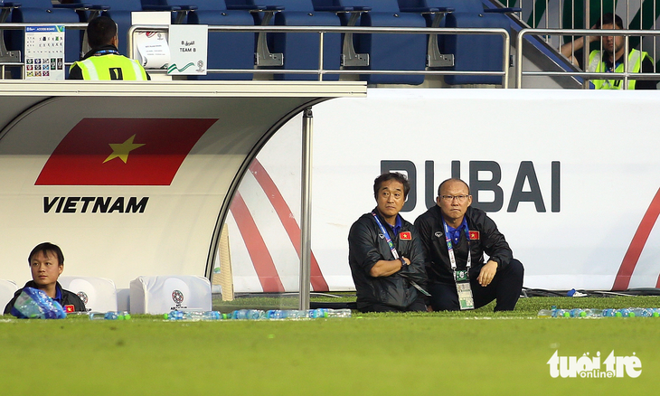 HLV Park Hang Seo (phải) và trợ lý Lee Young Jin ở Asian Cup 2019 - Ảnh: N.K