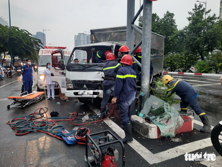 Lực lượng chức năng tại hiện trường vụ tai nạn - Ảnh: NGỌC KHẢI