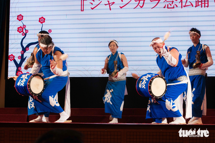 Đoàn nghệ sĩ tỉnh Fukushima trình diễn điệu múa truyền thống Jang Gara - Ảnh: NGỌC ĐỨC
