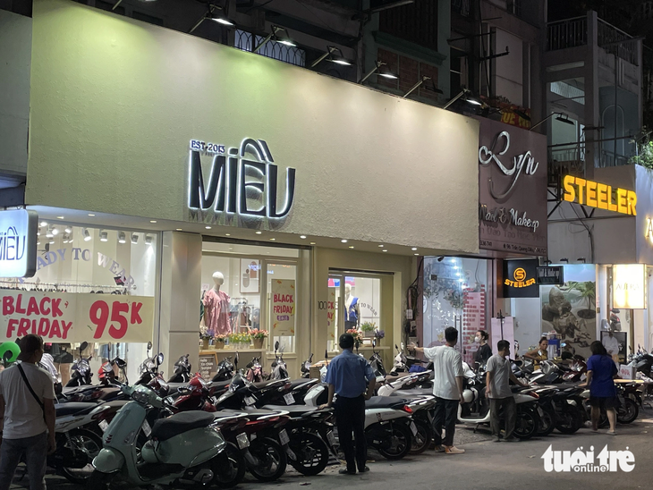 Các cửa hàng thời trang trên đường Trần Quang Diệu, quận 3 đua nhau giảm giá sâu nhân dịp Black Friday thu hút khách hàng đến mua sắm - Ảnh: KHÁNH NGỌC