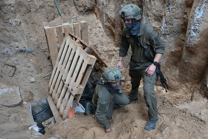 Binh sĩ Israel đi ra từ một đường hầm mà theo họ là do Hamas đào bên trong khu phức hợp Bệnh viện Al Shifa ở thành phố Gaza, phía bắc Dải Gaza, vào hôm 22-11 - Ảnh: AFP