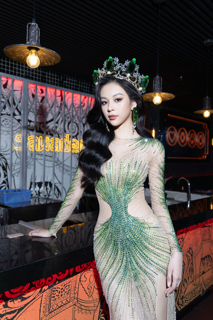Phí Phương Anh đội vương miện, diện đầm gợi cảm tại buổi ra mắt MV