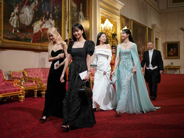 Các thành viên BlackPink xinh đẹp tại Cung điện Buckingham - Ảnh: MTV UK
