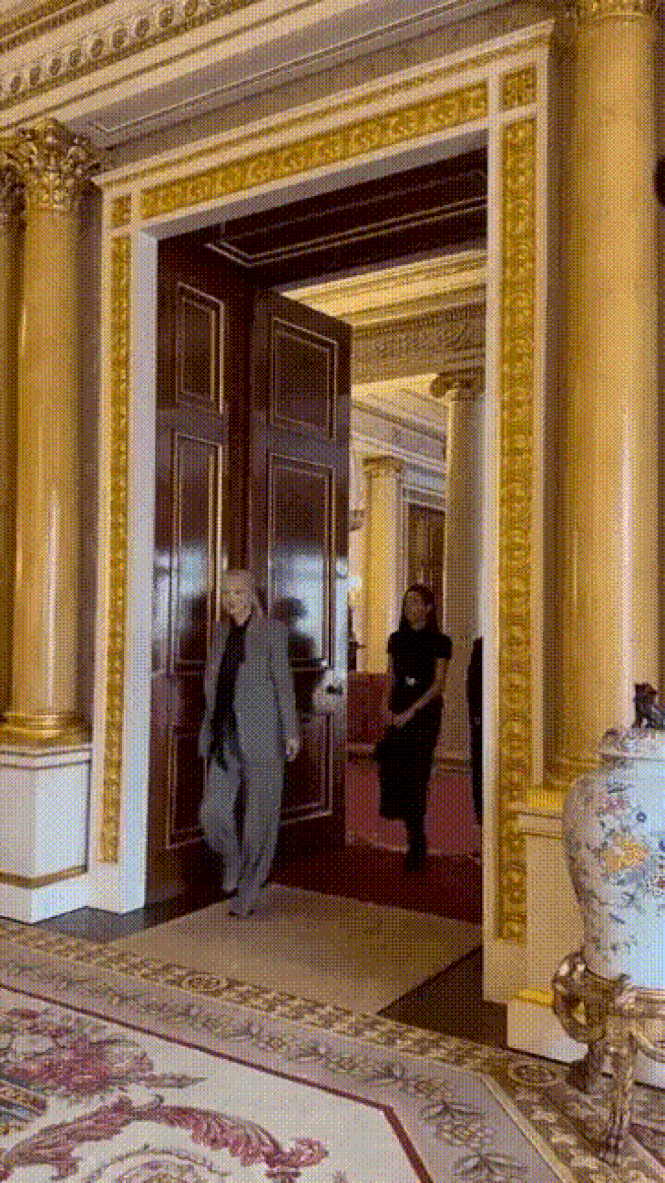 Hình ảnh BlackPink xuất hiện trong cung điện Buckingham