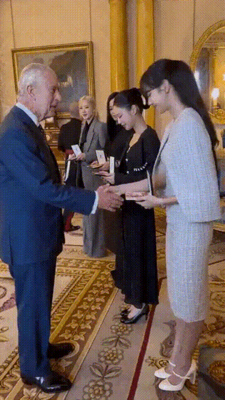 Vua Charles III tự tay trao huân chương MBE cho từng thành viên