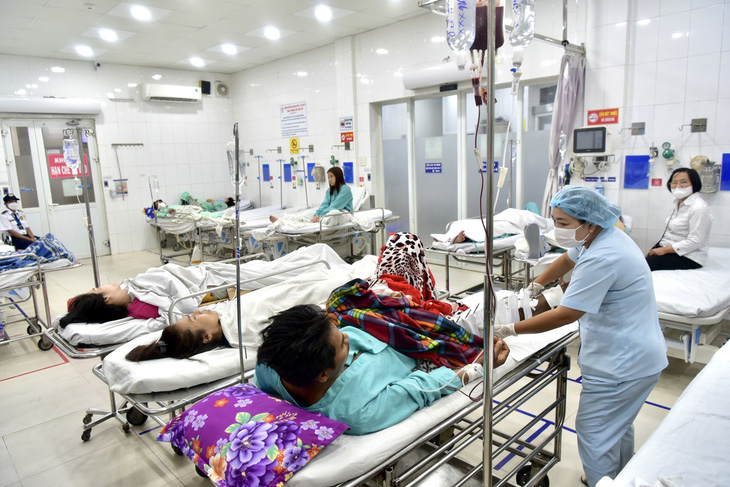 Hộ lý Châu Áp Dullyng thăm khám cho một bệnh nhân bị tai nạn giao thông ở Đắk Nông được chuyển viện cấp cứu lên Bệnh viện Chấn thương chỉnh hình cơ sở 1 vào sáng 22-11 - Ảnh: T.T.D.