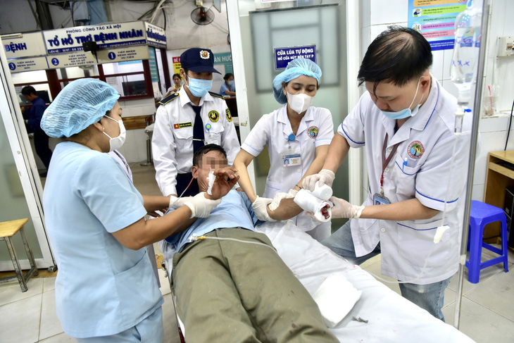 Bệnh nhân V.V.T. (Đồng Nai) bị tai nạn được chuyển viện từ một bệnh viện ở Hố Nai lên Bệnh viện Chấn thương chỉnh hình cơ sở 1 cấp cứu vào sáng 22-11 - Ảnh: T.T.D.