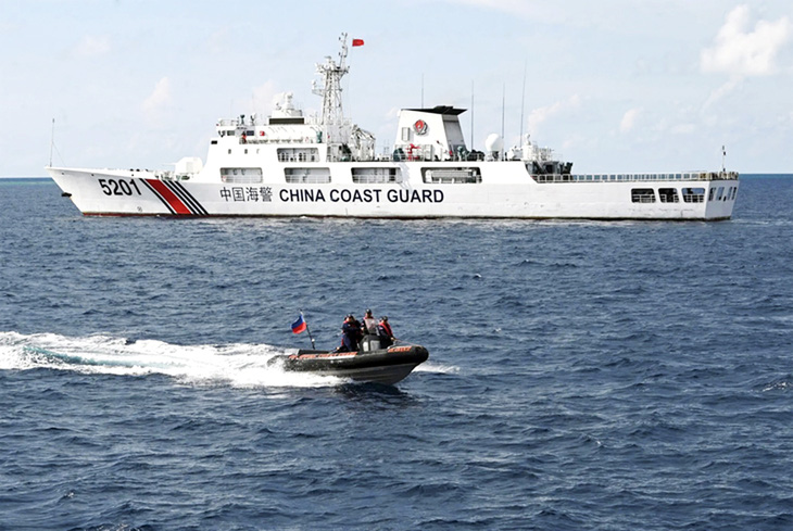 Tàu hải cảnh Trung Quốc và xuồng của lực lượng tuần duyên Philippines gần bãi Cỏ Mây - Ảnh: AFP