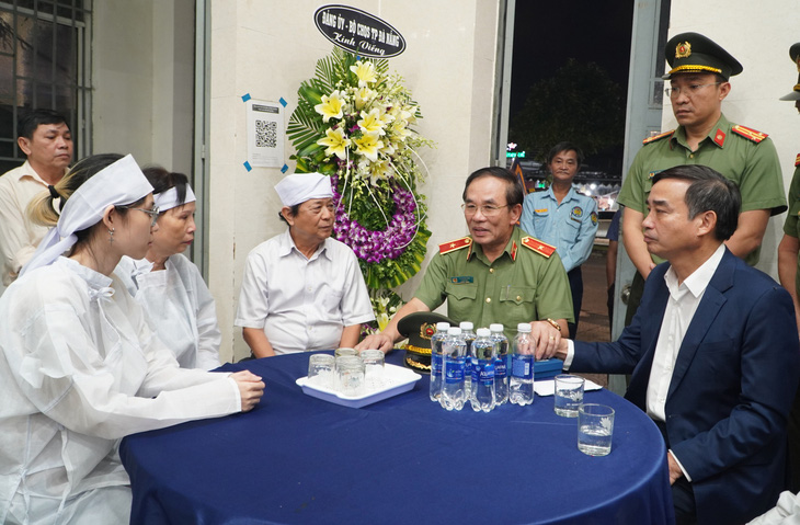 Ông Lê Trung Chinh cùng thiếu tướng Vũ Xuân Viên thăm hỏi, động viên gia đình ông Trần Minh Thành - Ảnh: LÊ TRUNG