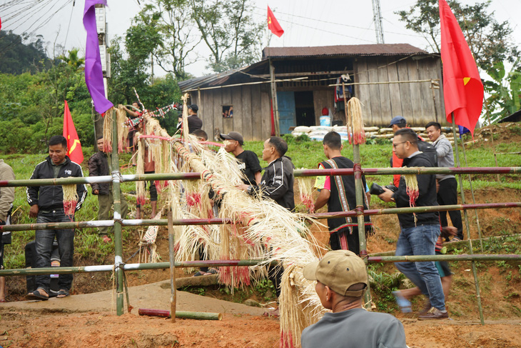 Cây nêu lớn được quấn quanh thân sợi tre, các hình trang trí làm trung tâm cho lễ cúng - Ảnh: P.T.