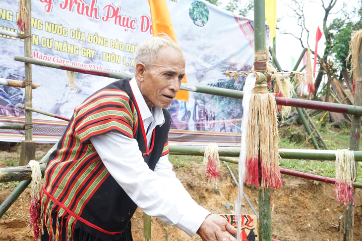 Người lớn tuổi ở Mong Pry làm nghi thức đón nhận giọt nước từ núi chảy về làng - Ảnh: P.T.