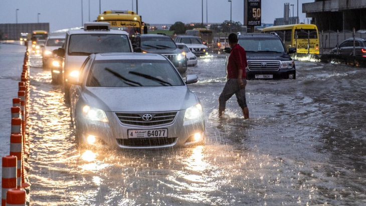 Dubai bị ngập khó tin, loạt siêu xe, xe sang bơi trong nước- Ảnh 1.