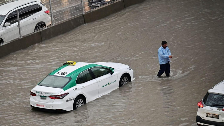 Dubai bị ngập khó tin, loạt siêu xe, xe sang bơi trong nước- Ảnh 5.