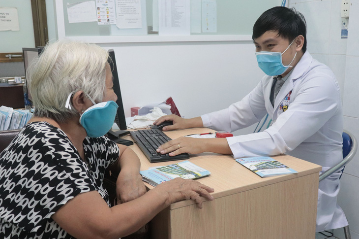 Bệnh nhân thăm khám tại Bệnh viện Nguyễn Tri Phương - Ảnh: X.MAI