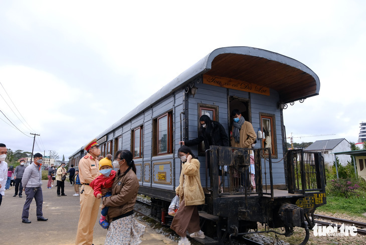 Người dân đi tàu hỏa Đà Lạt - Trại Mát dịp Tết dương lịch 2022 - Ảnh: NGUYÊN AN