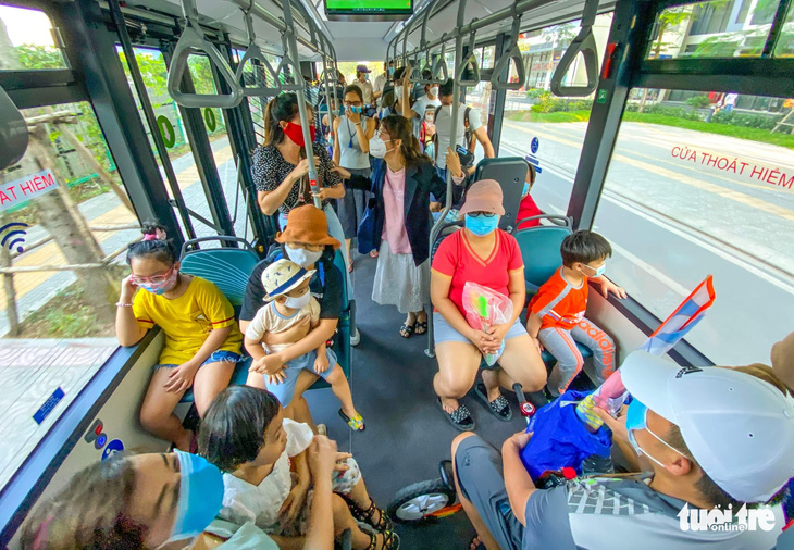 Người dân trải nghiệm trên những tuyến xe buýt điện đầu tiên tại khu Vinhomes Grand Park, TP Thủ Đức - Ảnh: QUANG ĐỊNH