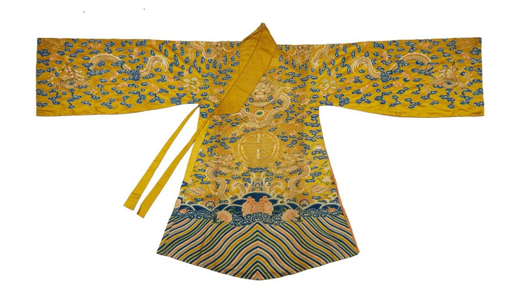Chiếc long bào được cho là của vua Bảo Đại mặc lúc đăng quang, lên ngôi hoàng đế sắp được đấu giá ở Pháp - Ảnh: delon-hoebanx.com