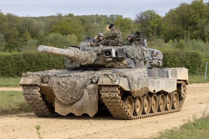 Binh sĩ Thụy Sĩ diễn tập với xe tăng Leopard 2 hồi tháng 5-2023 - Ảnh: REUTERS