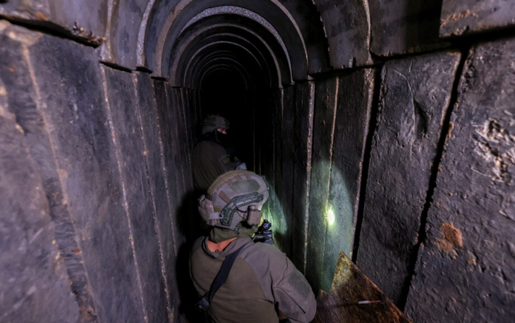 Binh sĩ Israel bên trong đường hầm bên dưới Bệnh viện Al Shifa tại Dải Gaza - Ảnh: RONEN ZVULUN