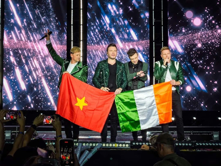 Sau ồn ào, Westlife diễn bùng cháy và mời fan Việt lên song ca trên sân khấu