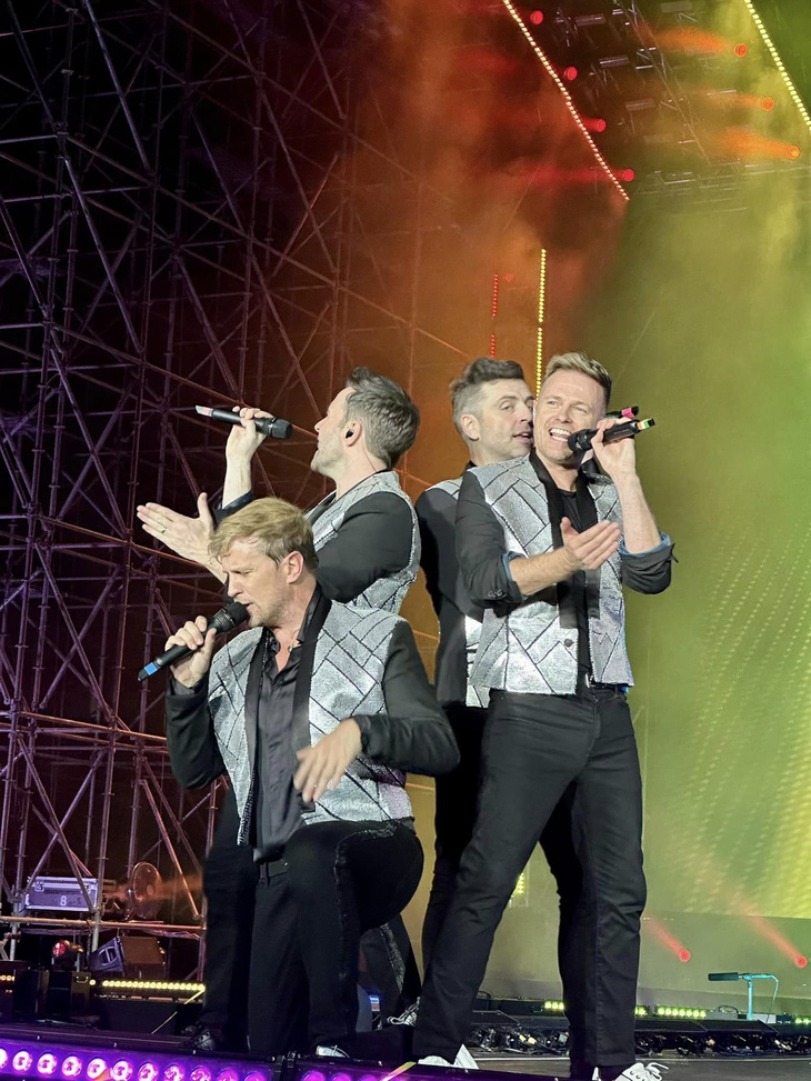 Bốn thành viên Westlife chiếm trọn tình cảm khán giả trong chuyến lưu diễn tại Việt Nam lần này