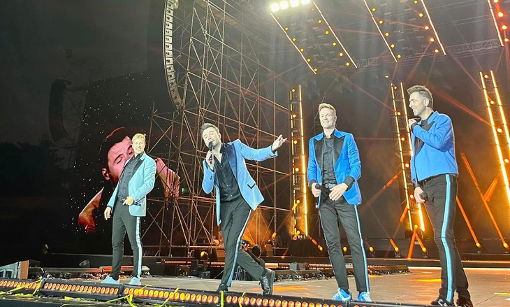 Fan nữ nhờ Westlife hát đám cưới ngay giữa concert gây sốt- Ảnh 2.