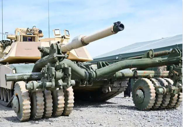 Xe tăng M1A1 Abrams do Mỹ sản xuất, được gắn với một con lăn mìn, chụp ở Grafenwoehr, Đức - Ảnh: BUSINESS INSIDER