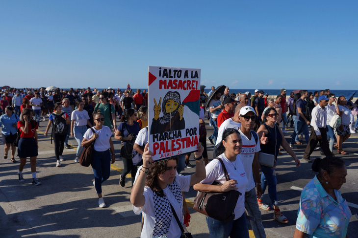 Đoàn biểu tình đã đi dọc theo con đường Malecon ven biển, nơi đặt trụ sở đại sứ quán Mỹ tại Havana - Ảnh: REUTERS