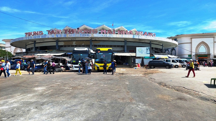 Chợ Đầm tròn Nha Trang (Khánh Hòa) đã bị cưỡng chế đóng cửa kinh doanh nhưng khách du lịch trong và ngoài nước vẫn đến tham quan