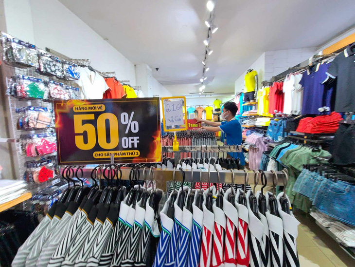 Chiều 24-11, một cửa hàng thời trang trên đường Nguyễn Trãi (quận 1) vắng khách mua dù giảm giá đến 50% - Ảnh: NHẬT XUÂN