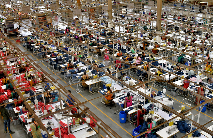 Công nhân may áo sơ mi tại một nhà máy dệt của Tập đoàn Texport Industries ở thị trấn Hindupur thuộc bang Andhra Pradesh, miền nam Ấn Độ, vào ngày 9-2-2022 - Ảnh: REUTERS