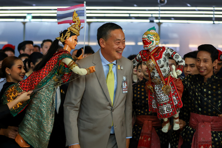 Thủ tướng Thái Lan Srettha Thavisin đích thân chào đón đoàn khách du lịch Trung Quốc tại sân bay quốc tế Suvarnabhumi vào ngày 25-9 - Ảnh: REUTERS