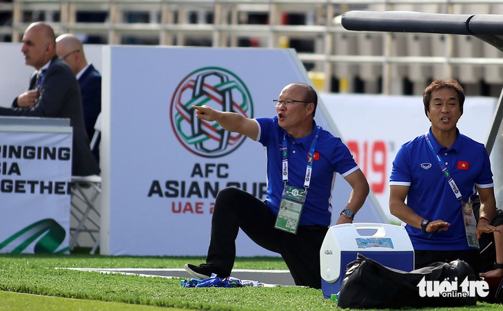 HLV Park Hang Seo và trợ lý Lee Young Jin ở Asian Cup 2019
