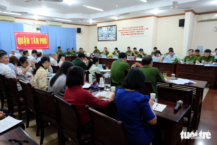 Buổi làm việc về công tác phòng cháy tại UBND quận Tân Phú - Ảnh: PHƯƠNG NHI
