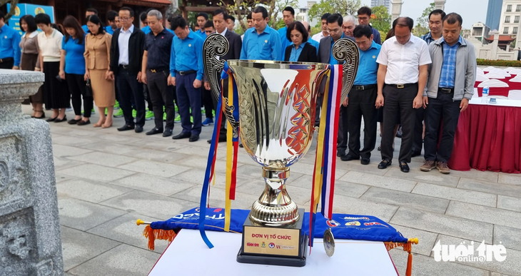 Lễ báo công được thực hiện sau khi đội bóng Công đoàn Hải Phòng lần đầu giành cúp vô địch tại Giải bóng đá công nhân toàn quốc 2023 - Ảnh: T.THẮNG