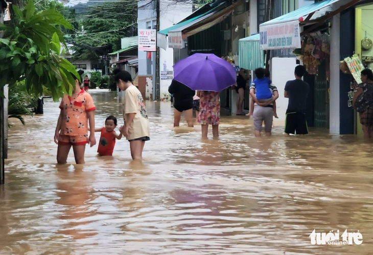 Nước ngập tại một khu dân cư xã Vĩnh Thạnh, TP Nha Trang trong đợt mưa lũ vừa qua (từ ngày 13 đến 17-11-2023) - Ảnh: TRẦN HƯỚNG