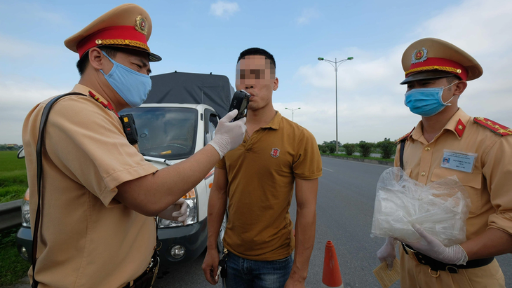 Lực lượng CSGT Công an tỉnh Hà Nam kiểm tra nồng độ cồn của tài xế - Ảnh: NAM TRẦN