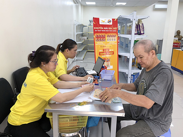 Người dân ở quận Phú Nhuận, TP.HCM lãnh lương hưu thông qua hệ thống chi trả của bưu điện - Ảnh: P.A.