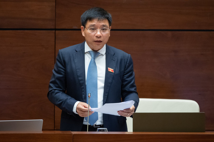 Bộ trưởng Bộ Giao thông vận tải Nguyễn Văn Thắng báo cáo tiếp thu ý kiến của đại biểu về dự án Luật Đường bộ - Ảnh: GIA HÂN