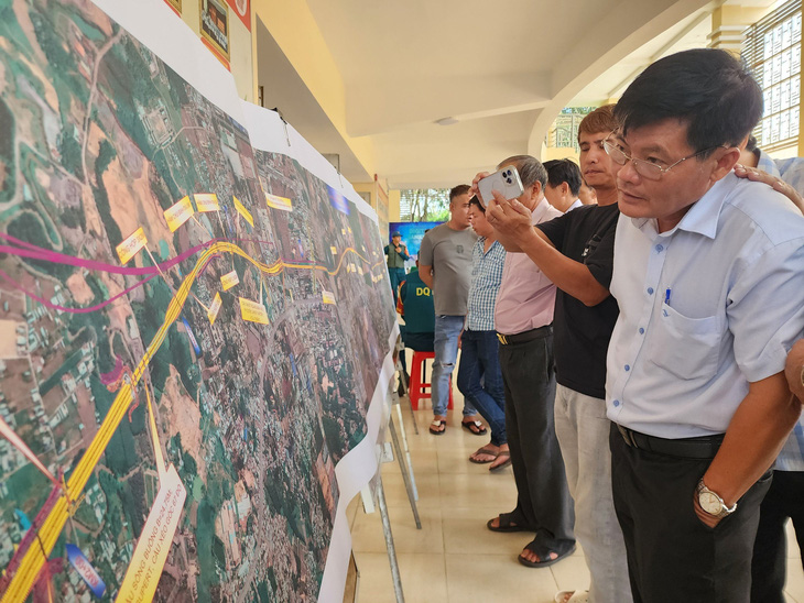Người dân xem bản công bố quy hoạch cao tốc Biên Hòa - Vũng Tàu - Ảnh: H.MI