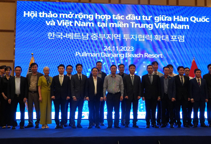 Lãnh đạo các tỉnh miền Trung, Tổng lãnh sự quán Hàn Quốc tại Đà Nẵng, các doanh nghiệp Hàn Quốc chụp ảnh lưu niệm tại hội thảo