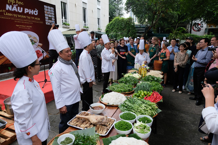 Các đầu bếp Việt Nam hướng dẫn nấu phở tại lớp học nấu phở dành cho Lãnh sự đoàn tại TP.HCM sáng 24-11 - Ảnh: TRẦN PHƯƠNG