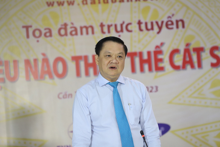 Phó chủ tịch TP Cần Thơ Dương Tấn Hiển phát biểu tại buổi tọa đàm. Ảnh: CHÍ QUỐC