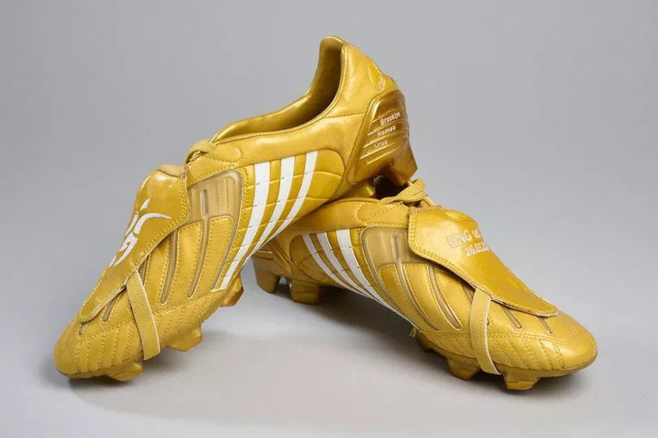 Đôi giày vàng của David Beckham sẽ được bán đấu giá - Ảnh: SWNS