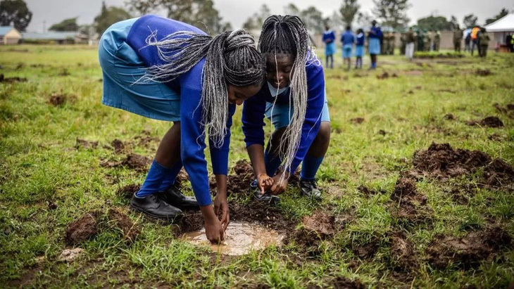 Hai em học sinh Kenya đang trồng cây. Chính phủ Kenya mới đây đã công bố lấy ngày 13-11 hàng năm là ngày lễ chính thức của đất nước có tên Ngày trồng cây quốc gia để khuyến khích toàn dân trồng cây, bảo vệ môi trường - Ảnh: AFP