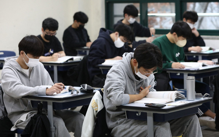 Học sinh luyện thi tại một hagwon ở Hàn Quốc - Ảnh: REUTERS