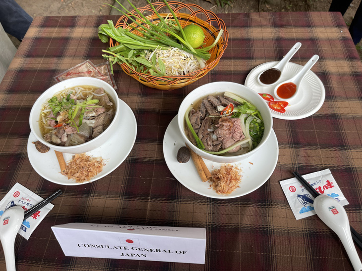 Tô phở của Tổng lãnh sự quán Nhật Bản tại TP.HCM được trang trí với cá khô bào, món thường thấy trong các món ăn Nhật - Ảnh: NGỌC ĐÔNG
