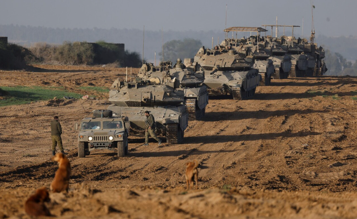 Một đoàn xe thiết giáp của lực lượng Israel rời khỏi Dải Gaza - Ảnh: REUTERS